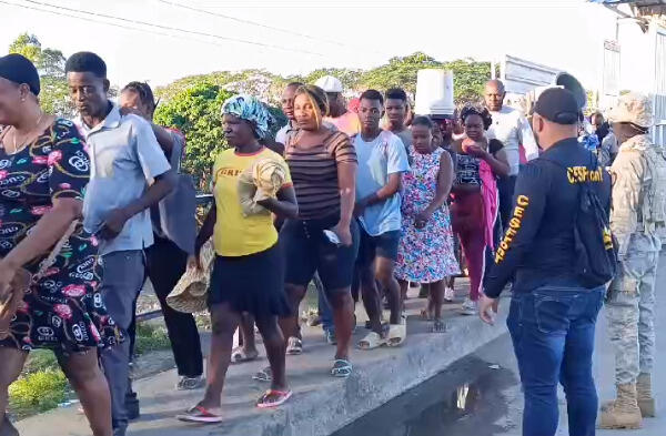 Miles de comerciantes haitianos cruzan la frontera y acuden a mercado binacional. (Foto: fuente externa)