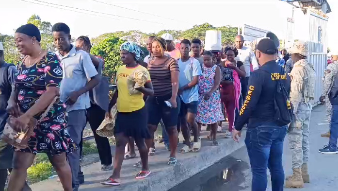 Miles de comerciantes haitianos cruzan la frontera y acuden a mercado binacional