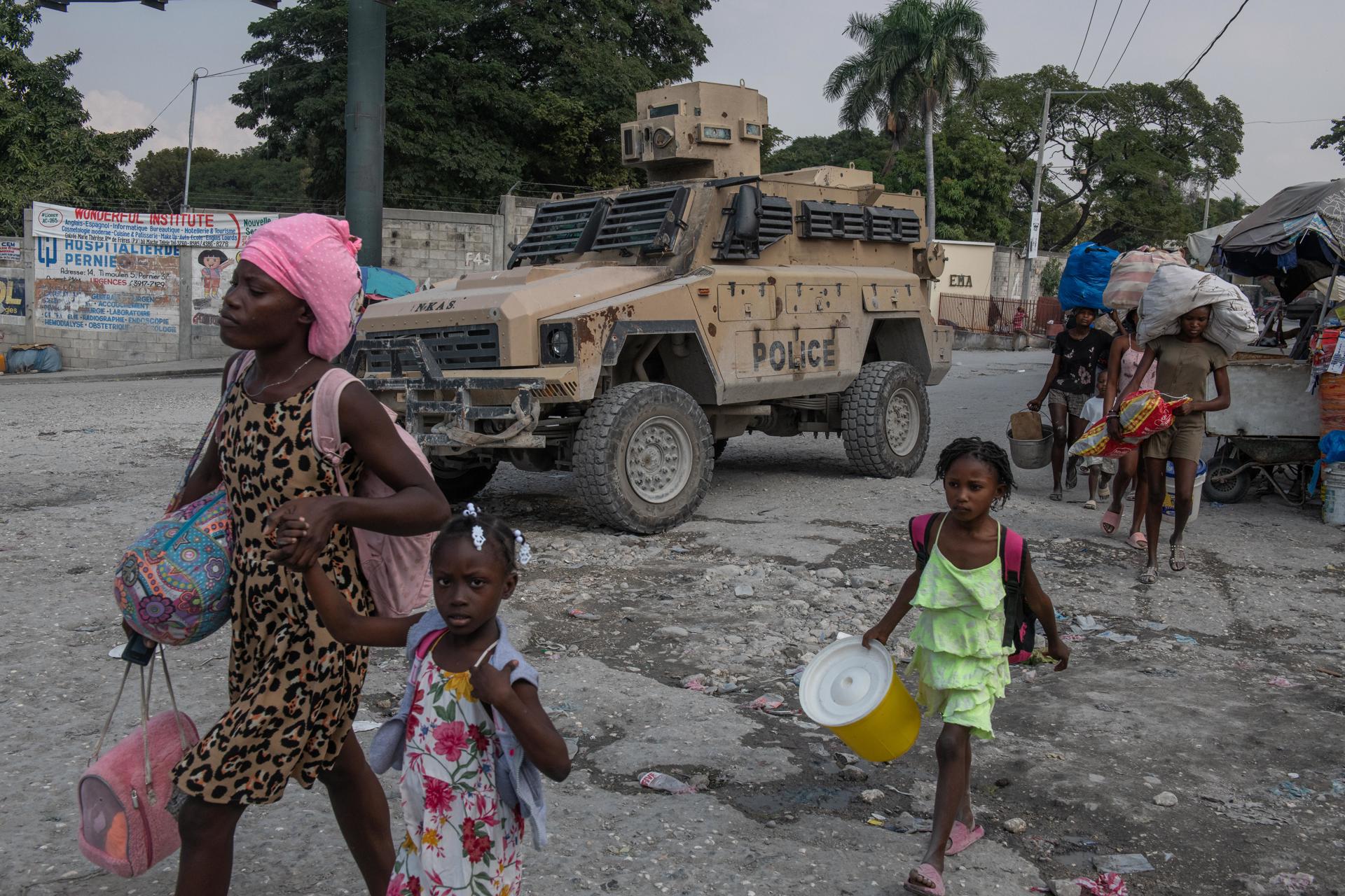 Personas abandonan sus hogares a causa de la guerra entre bandas armadas en la zona de Pernier, en la comuna de Petionville, en Puerto Príncipe, Haití. Foto: fuente externa.