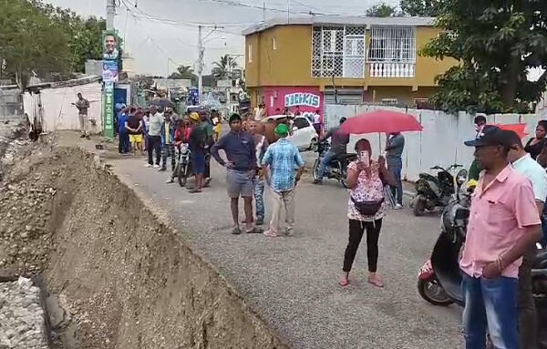 Comunitarios piden terminación de un muro en San Cristóbal. (Foto: fuente externa)