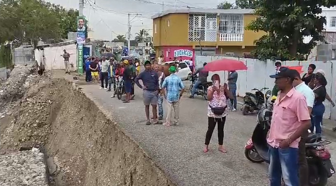 Comunitarios piden terminación de un muro en San Cristóbal
