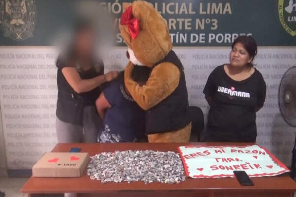 Persona arrestada por agente de la Policía Nacional de Perú disfrazado de oso de peluche. Foto: Fuente externa