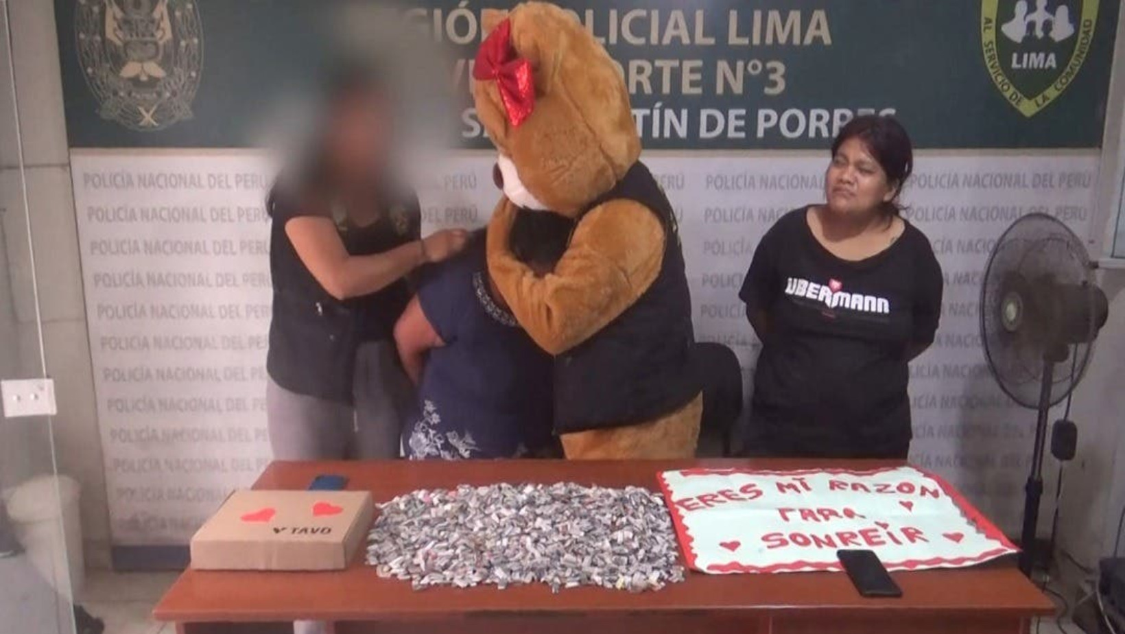 Persona arrestada por agente de la Policía Nacional de Perú disfrazado de oso de peluche. Foto: Fuente externa