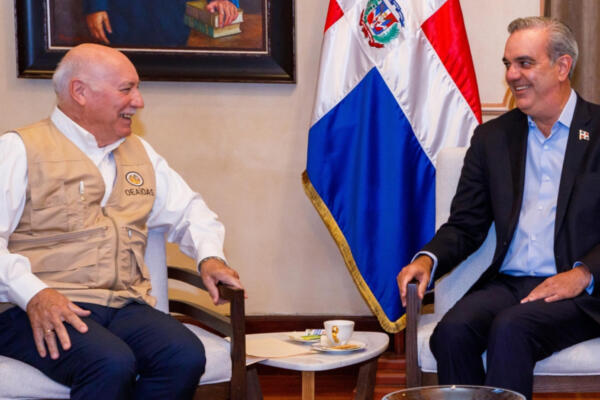 Luis Abinader y el jefe de la Misión de la OEA, Eladio Loaizaga. Foto: fuente externa. 