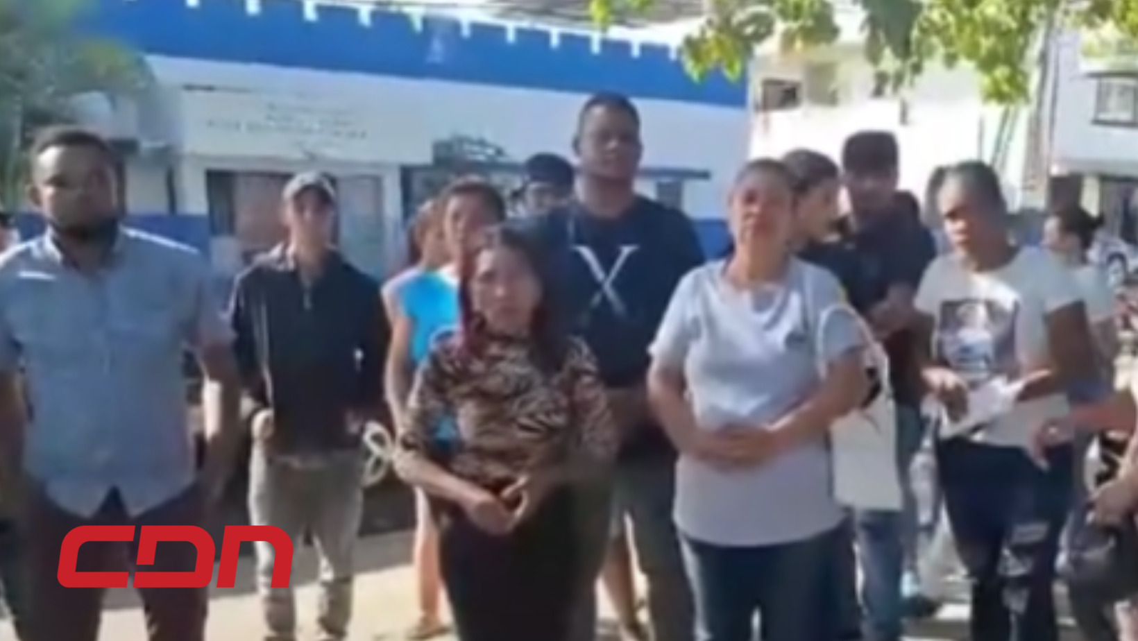Residentes de la comunidad de Blanco en la carretera Casabito – Constanza, realizan un llamado a las autoridades para que los ayude a detener a un presunto delincuente. (Foto: CDN Digital)