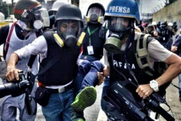 Miembros de la prensa siendo agredidos en El Salvador. Foto: fuente externa.