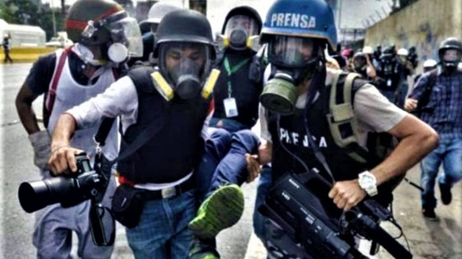 Miembros de la prensa siendo agredidos en El Salvador. Foto: fuente externa.