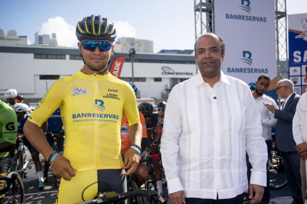 Samuel Pereyra junto a un ciclista
Foto: fuente externa