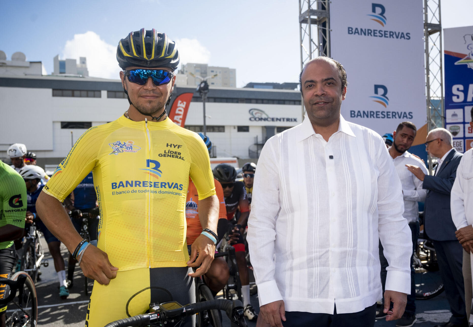 Samuel Pereyra junto a un ciclista Foto: fuente externa