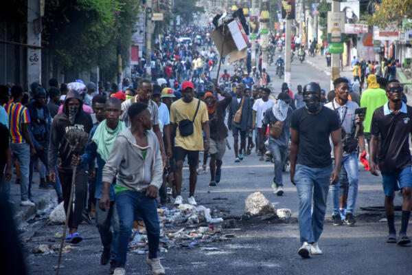 Personas se manifiestan este 6 de febrero de 2024 en las calles de Puerto Príncipe (Haití).  EFE/ Siffroy Clarens