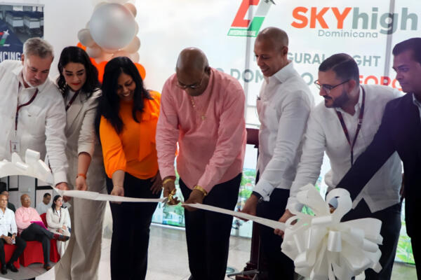 Miembros de la aerolínea SkyHigh Dominicana en el estreno de nueva ruta hacia Guyana Inglesa. Foto: fuente externa. 