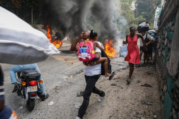 Haitianos corren en busca de protección durante una protesta en Haití (Foto: fuente externa)