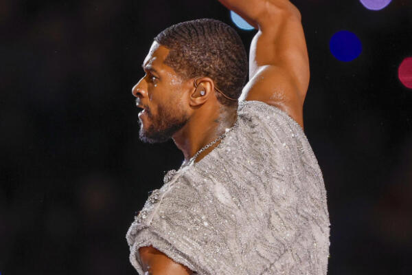 Usher durante su actuación en la Super Bowl. / Fuente externa.