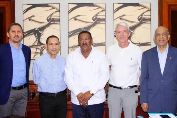 El Dr. Edisson Féliz Féliz, director del SRSM (centro) junto a representantes de las fundaciones MACLA y RENACER y el director del Padre Billini. (Foto: fuente externa)