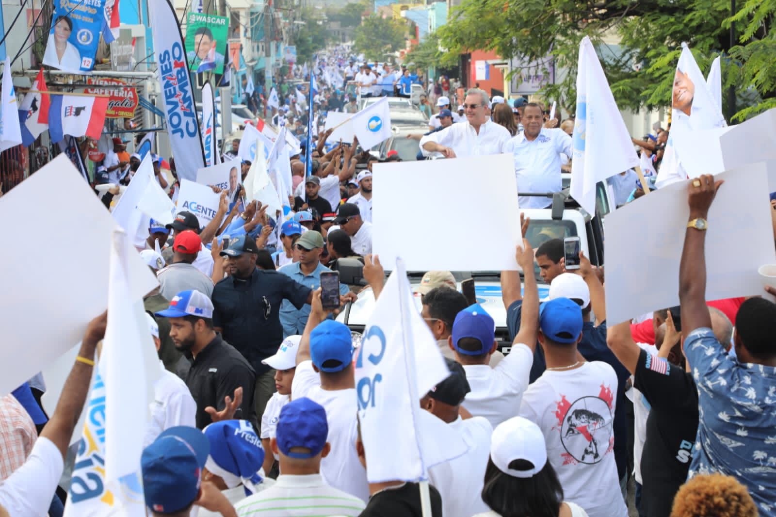 Luis Abinader moviliza entusiastas seguidores en Puerto Plata