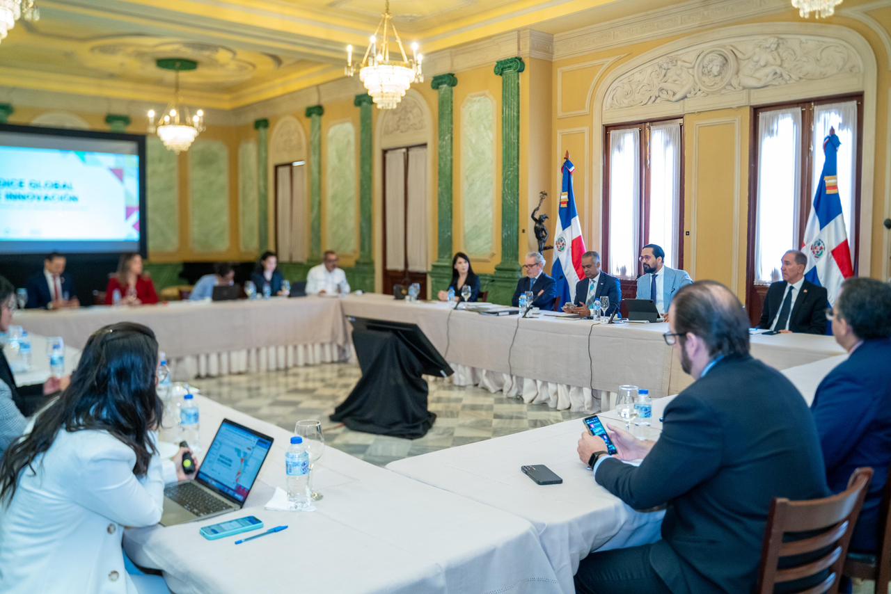 Vista de los participantes en el encuentro realizado en el Palacio Nacional, titulado Reunión de análisis de los índices de desarrollo en República Dominicana.