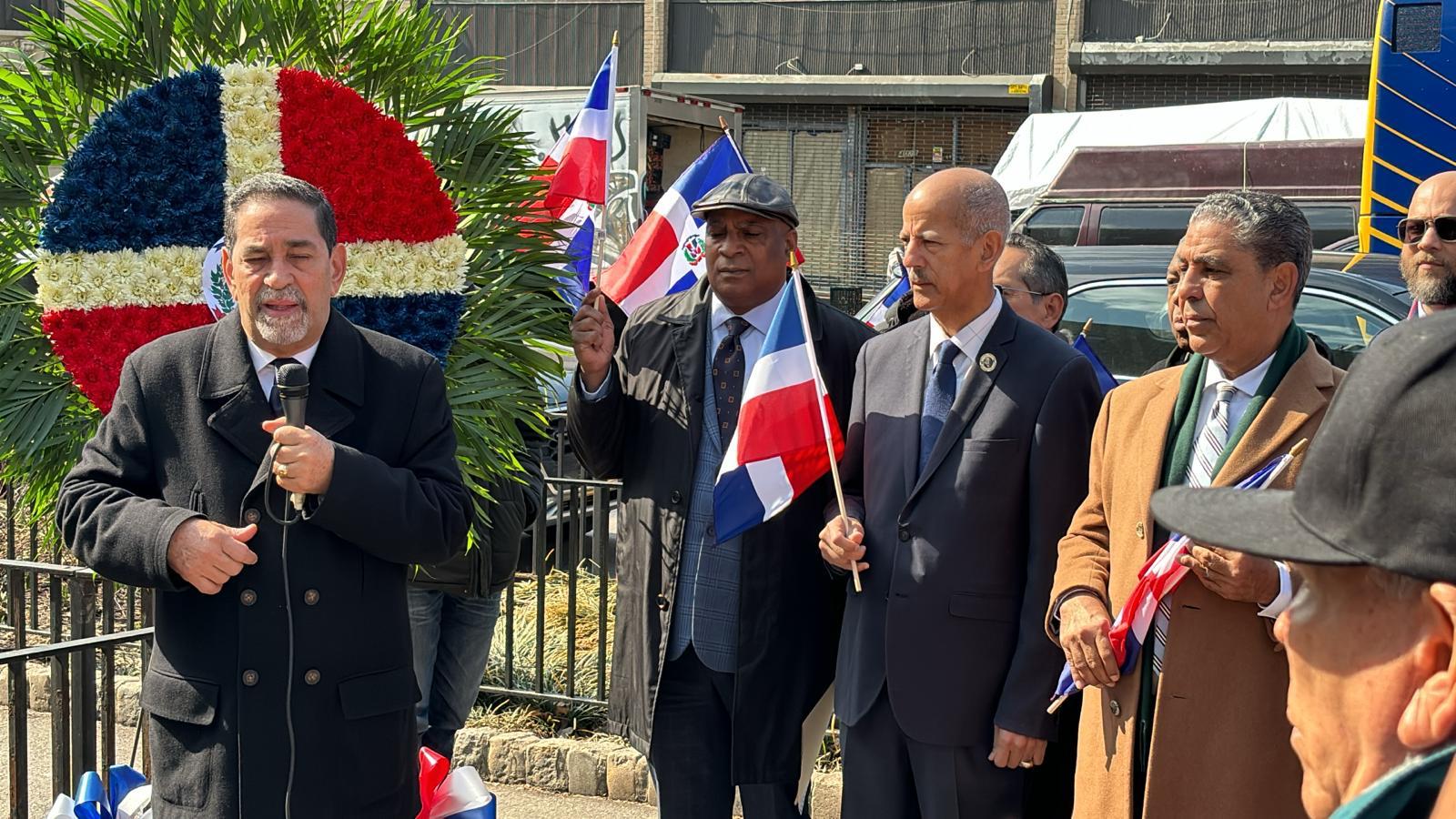 Consulado NY y presidencia de El Bronx izan bandera dominicana