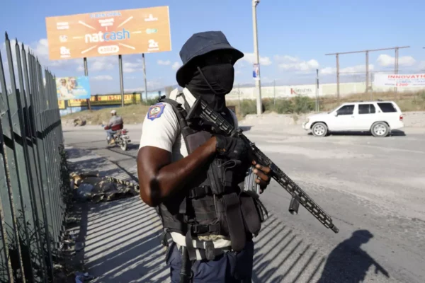 Un agente de la policía nacional patrulla en un cruce en Puerto Principe, Haití. / Fuente externa.