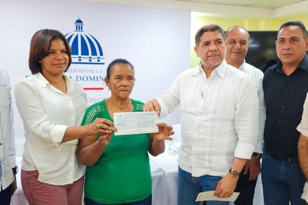 Limbert Cruz entregan cheques a productores afectados por lluvias.( Foto: Fuente externa).