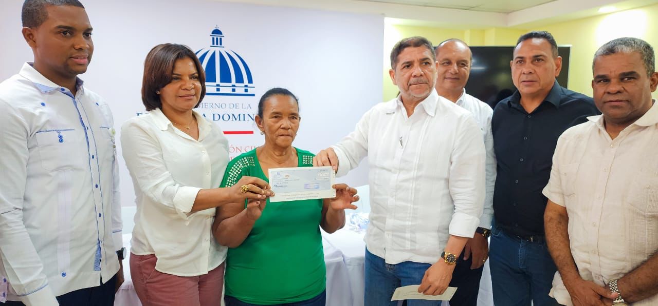 Limbert Cruz entregan cheques a productores afectados por lluvias.( Foto: Fuente externa).