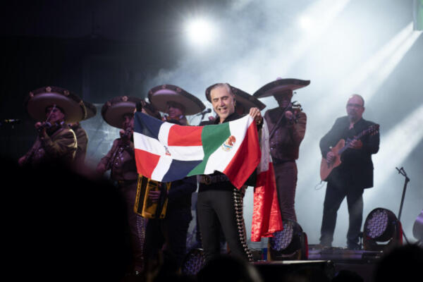 Alejandro Fernández sostiene banderas de República Dominica y México 