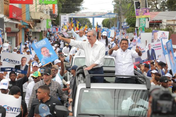 Candidato a la presidencia por el PRM, Luis Abinader, en carabana por municipios del país. / Fuente externa.