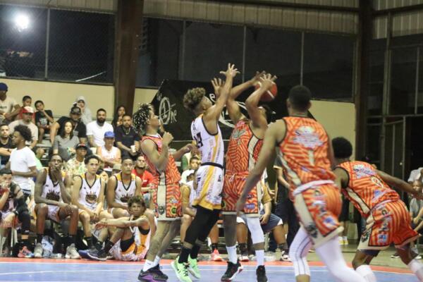 Las semifinales del Torneo de Baloncesto Carnavalesco de La Vega, Tobacave es formato al mejor de cinco juegos.