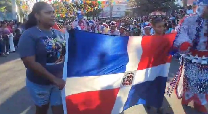 Delante la Bander Dominicana seguida del tradicional desfile de carnaval de Pantoja