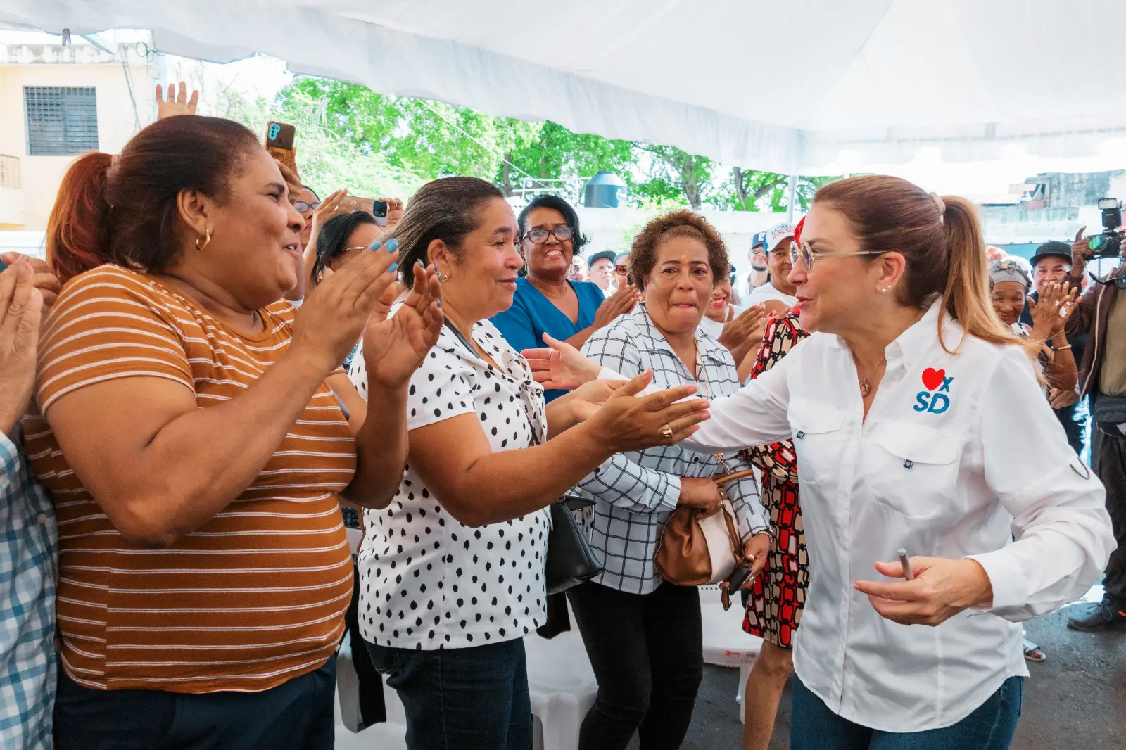 Alcaldesa Carolina Mejía conversa y lleva soluciones a sectores de Los Ríos