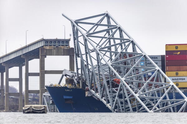 Restos del puente Francis Scott Key permanecen encima del carguero Dali, este 27 de marzo de 2024. EFE/EPA/Jim Lo Scalzo