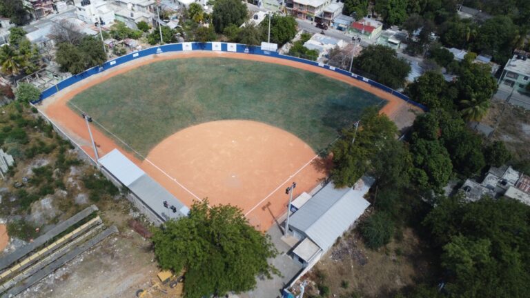 INEFI restaura el estadio Augusto Daneri García en Azua