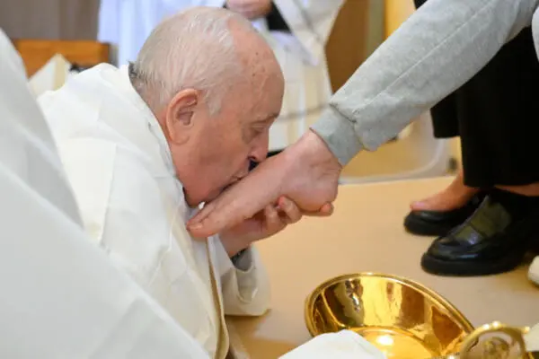 Papa Francisco besando los pies a una reclusa. Foto: fuente externa. 