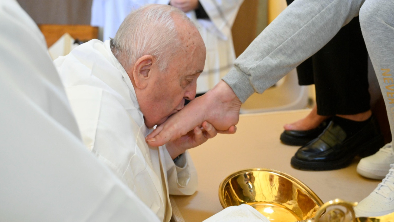 El papa Francisco lava los pies a 12 reclusas por Jueves Santo