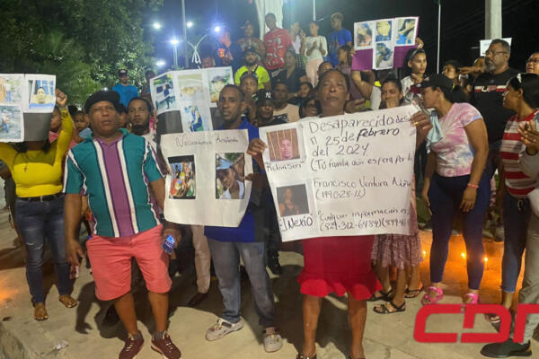 Familiares de desaparecidos en naufragio de yola hacia Puerto Rico, realizan encendido de velas