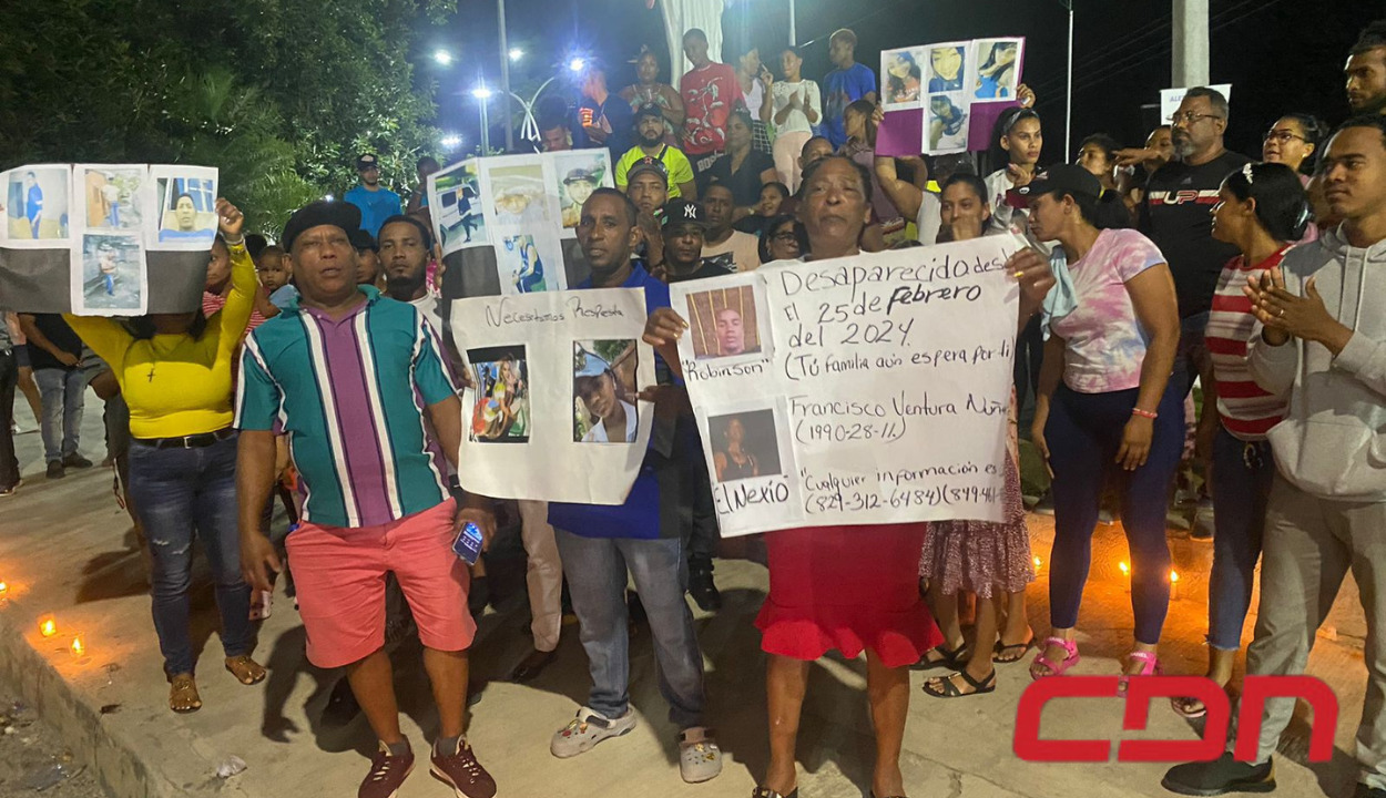 Familiares de desaparecidos en naufragio de yola hacia Puerto Rico, realizan encendido de velas