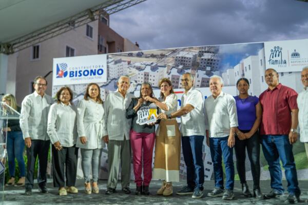 La vicepresidenta Raquel Peña, junto al ministro Joel Santos Echavarría, hizo entrega de su llave a una beneficiaria en Hato Nuevo IV.
