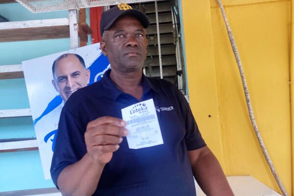 Hombre en Hato Mayor que reclama premio tras ser presuntamente favorecido con tripleta en banca de lotería.  