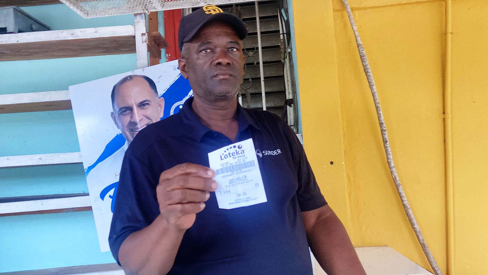 Hombre en Hato Mayor que reclama premio tras ser presuntamente favorecido con tripleta en banca de lotería.