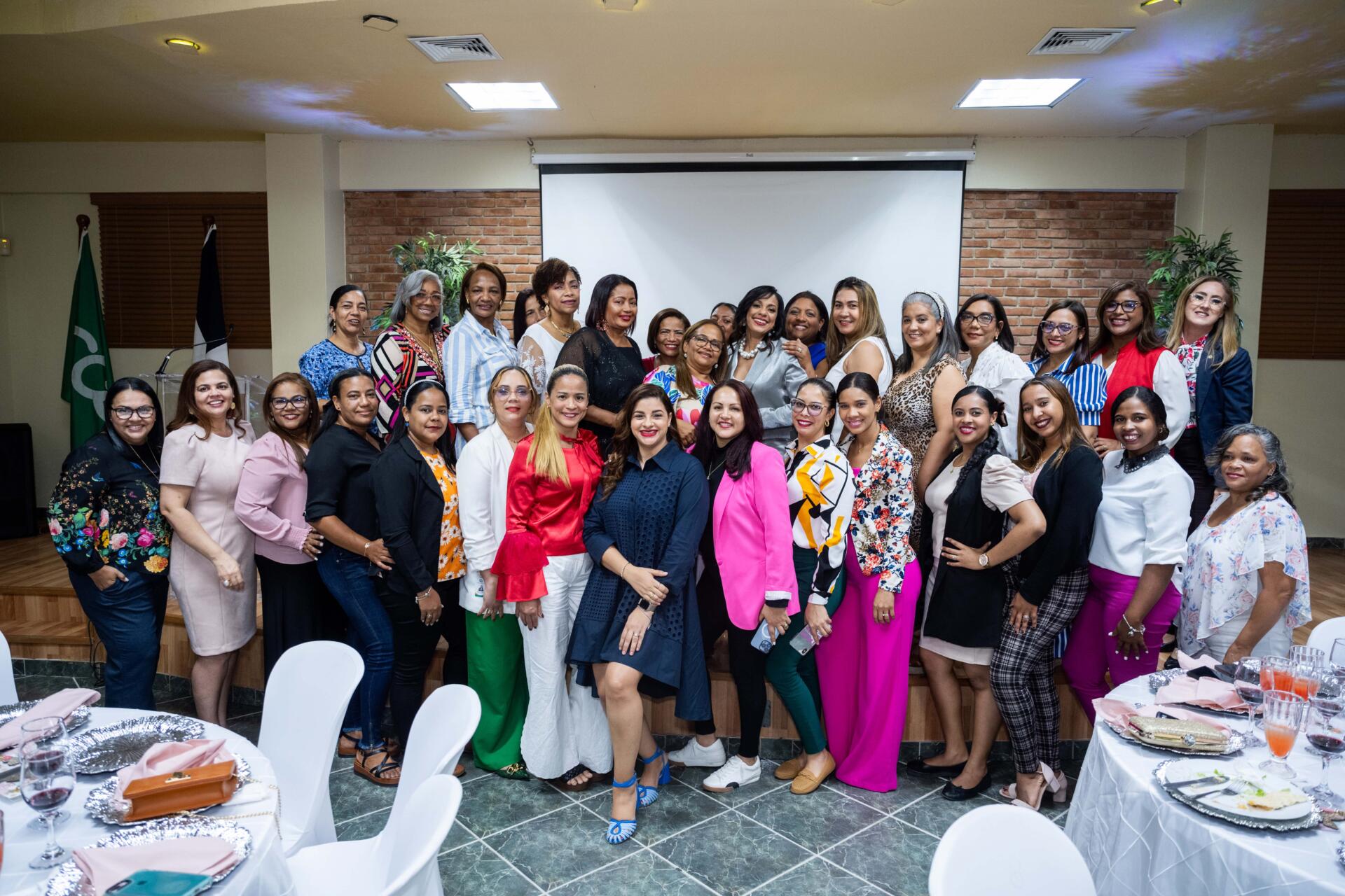 Conferencia "Mujer Motivada": Empoderamiento y Liderazgo Femenino