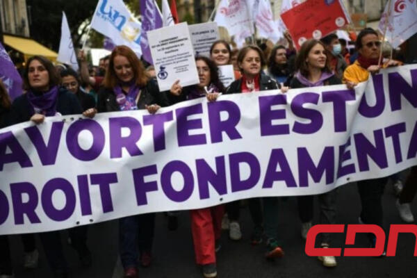 Franceses salen a las calles a celebrar la inclusión del derecho al aborto en la Constitución. Foto: CDN Digital 