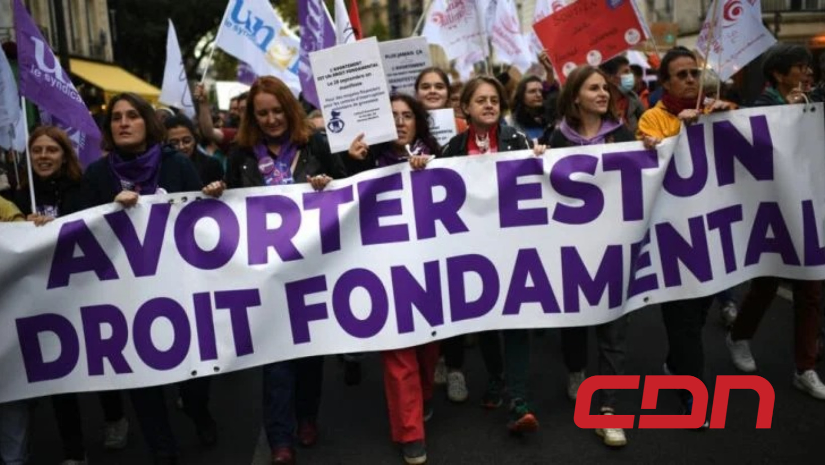 Franceses salen a las calles a celebrar la inclusión del derecho al aborto en la Constitución. Foto: CDN Digital