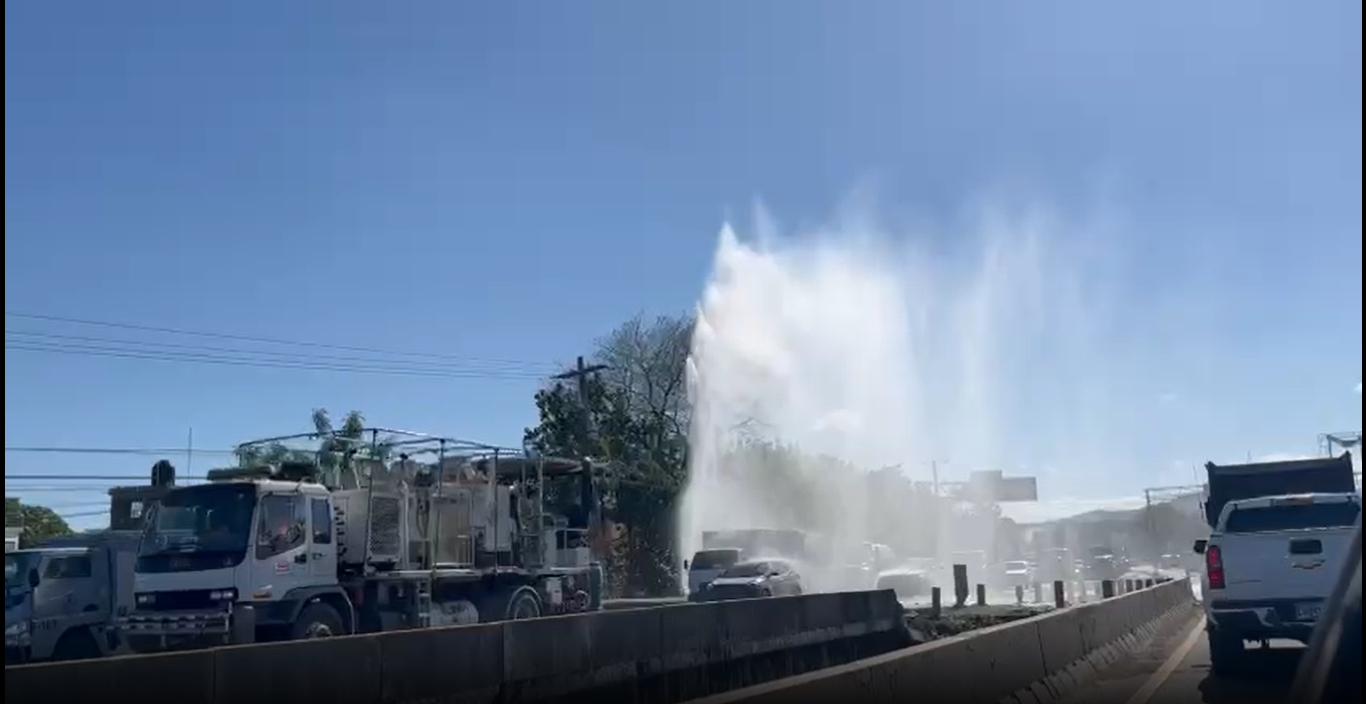Gran fuga de agua afecta tránsito en autopista 6 de noviembre