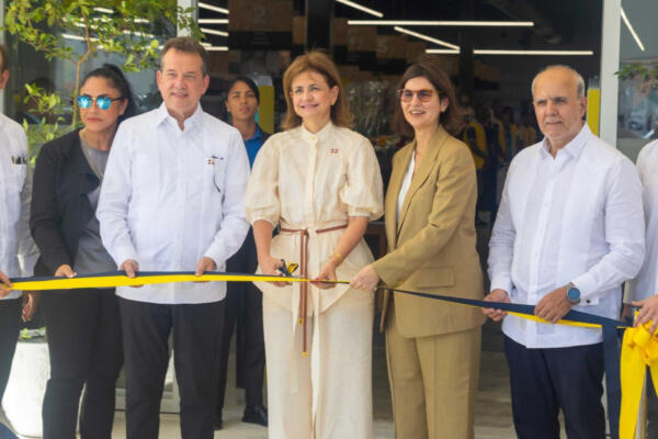 Miembros de Grupo Ramos y la vicepresidenta de la República en inauguración de tienda Sirena en Nagua. Foto: fuente externa. 