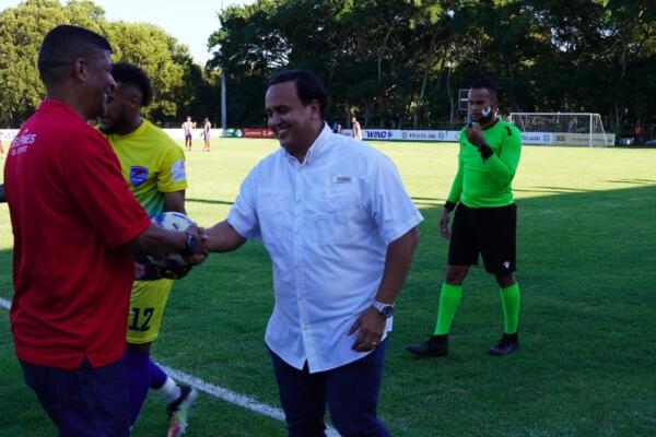 José Armando Zayas (izquierdo), Directivo de los Delfines del Este, entrega el balón al viceministro técnico de Deportes, Elvys Duarte, para el saque de honor previo al partido con Atlántico FC