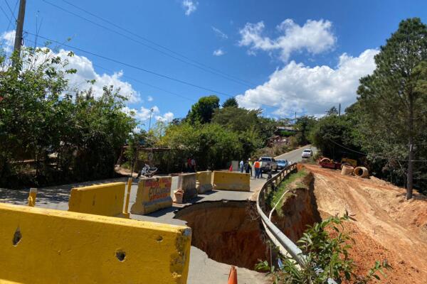 MOPC interviene deslizamiento de tierra en la carretera Jarabacoa-Constanza