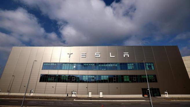 Musk reanuda producción de Tesla en Alemania