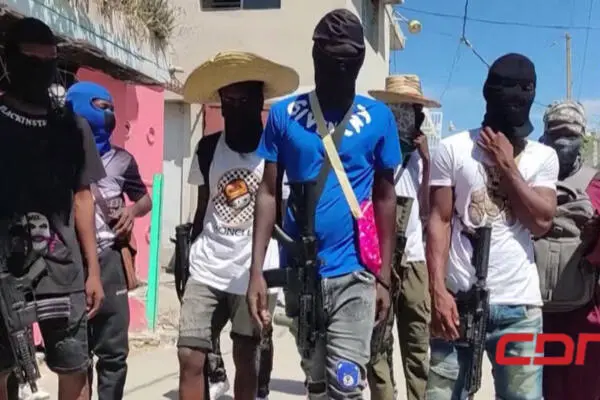 Haitianos portando armas. Foto: fuente CDN Digital.