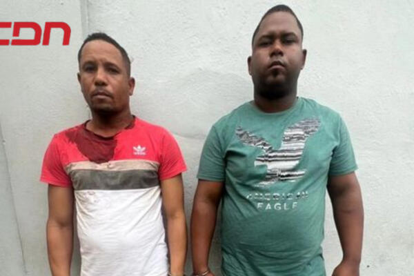 Hombres apresados por escenificar robos en las afueras de institución bancaria. Foto CDN Digital