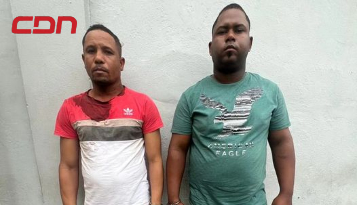 Hombres apresados por escenificar robos en las afueras de institución bancaria. Foto CDN Digital