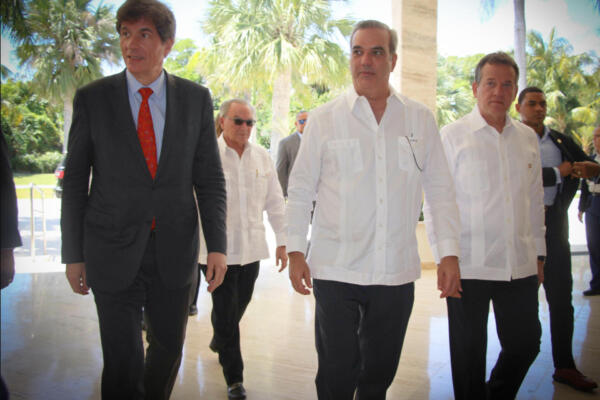 Presidente Abinader junto a Jose W. Fernandez y a Ito Bisonó
Foto: fuente externa